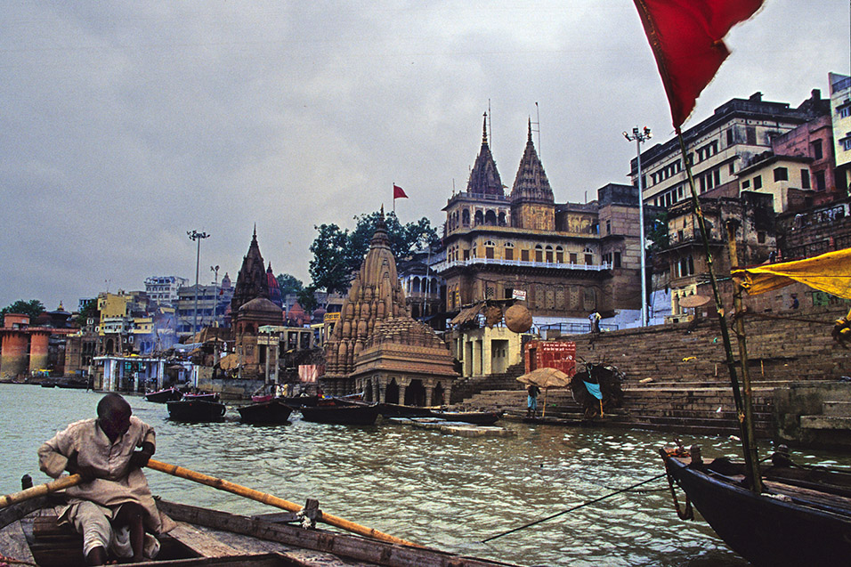 india/varanasi_rowing_shiva scindia_ghat